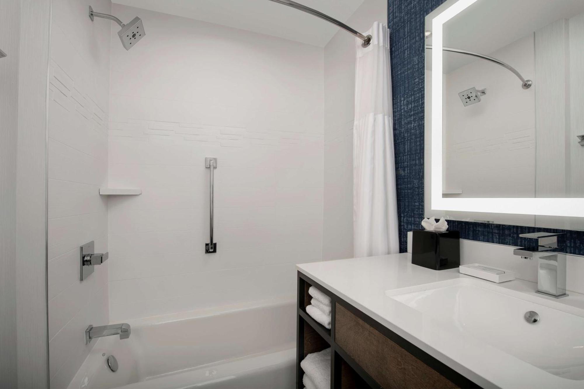 Hilton Garden Airport Hotel 3*