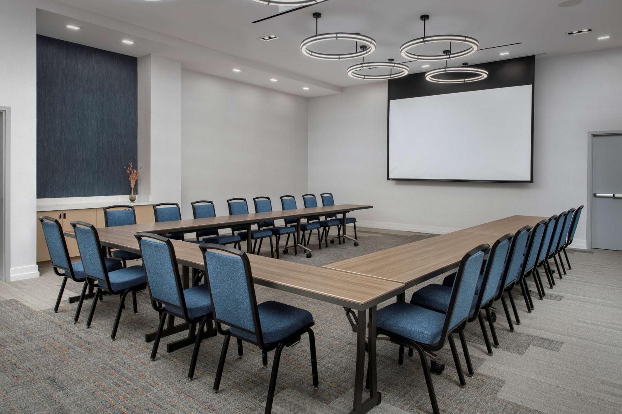 Hilton Garden Airport Hotel 3*