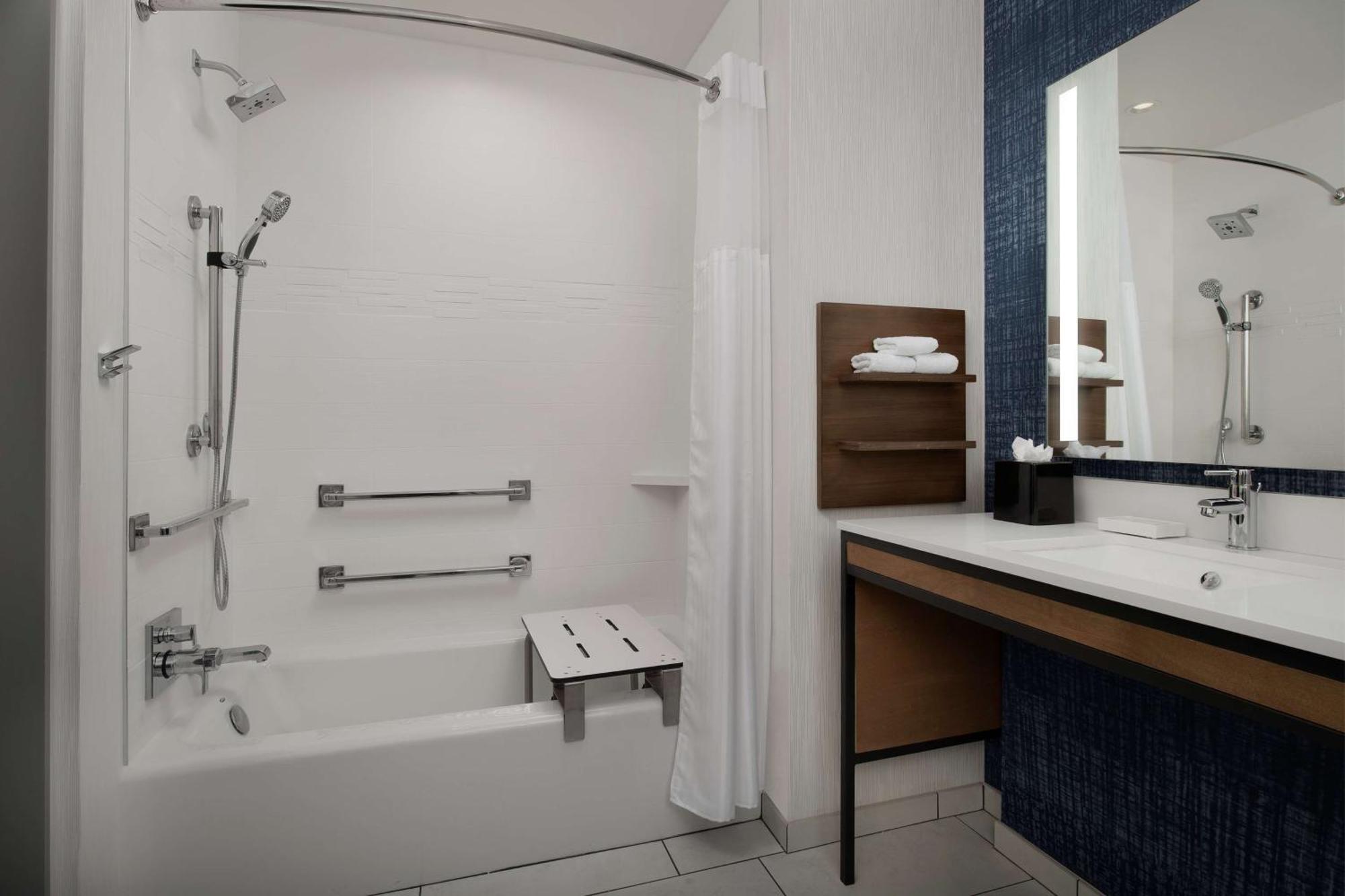 Hilton Garden Airport 3*