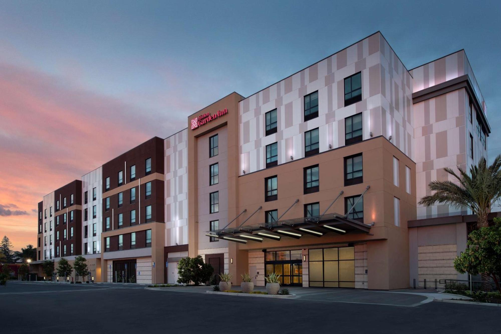 Hilton Garden Airport 3*