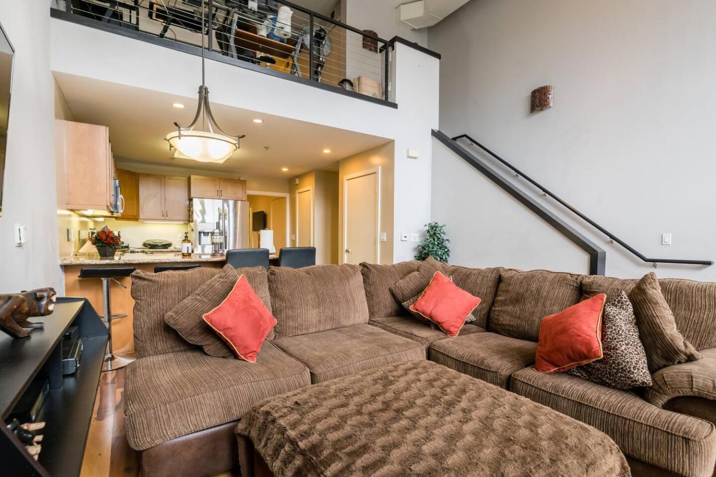 Sj Elite Loft Sleek Sophistication Holiday home *