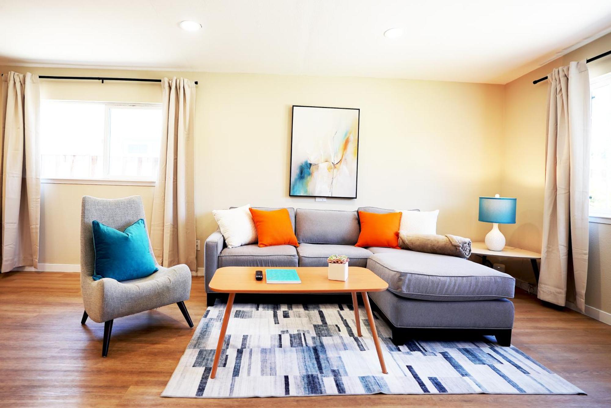 Spacious Lux 3br: Prime Location