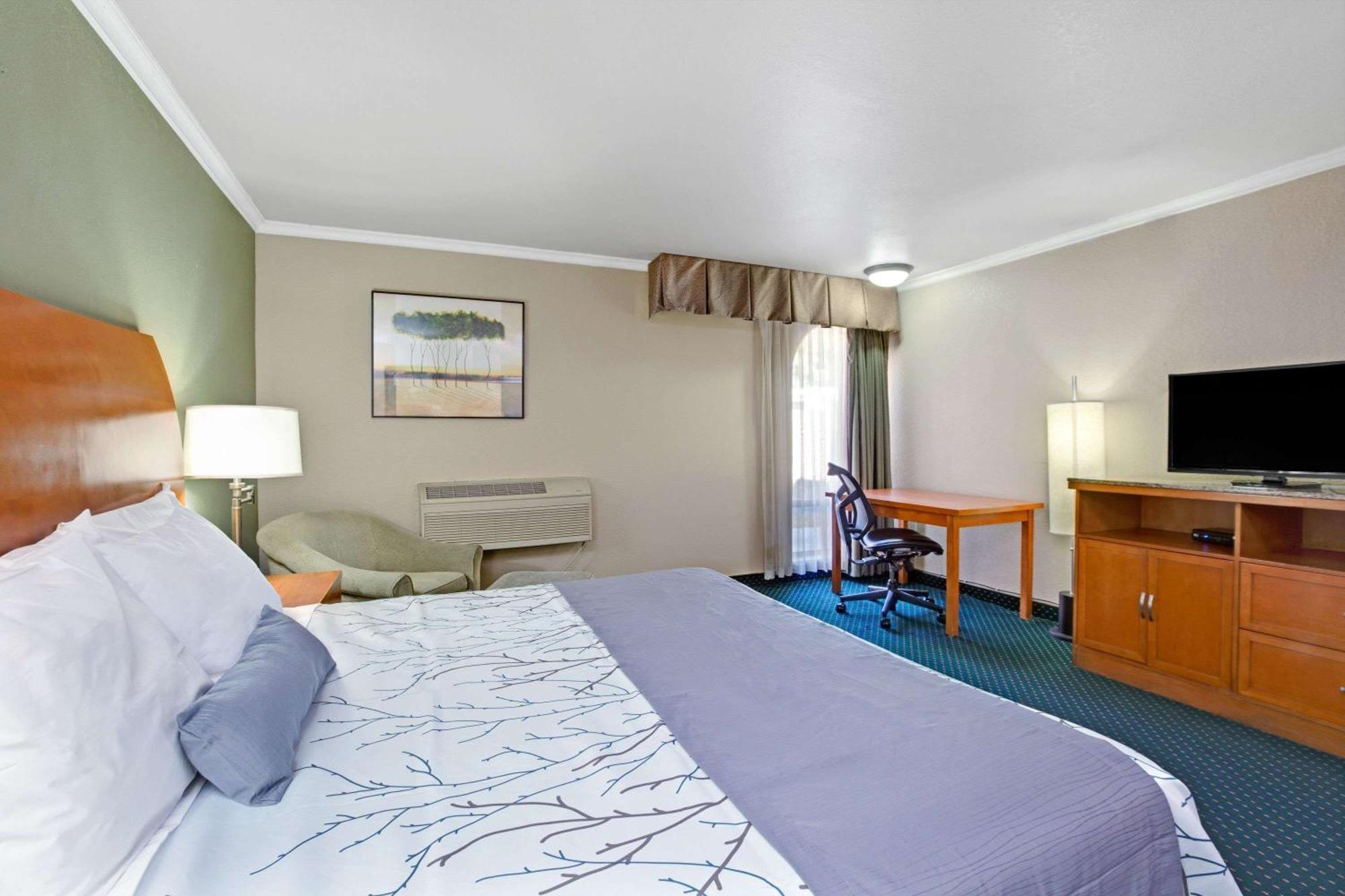 Days By Wyndham Convention Center Hotel