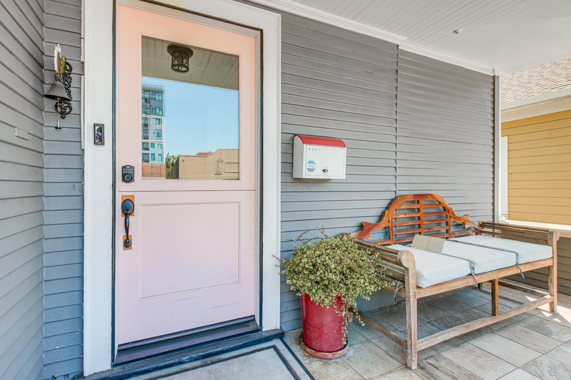 Downtown With Deck 1 Mi To Sap Center! Apartment