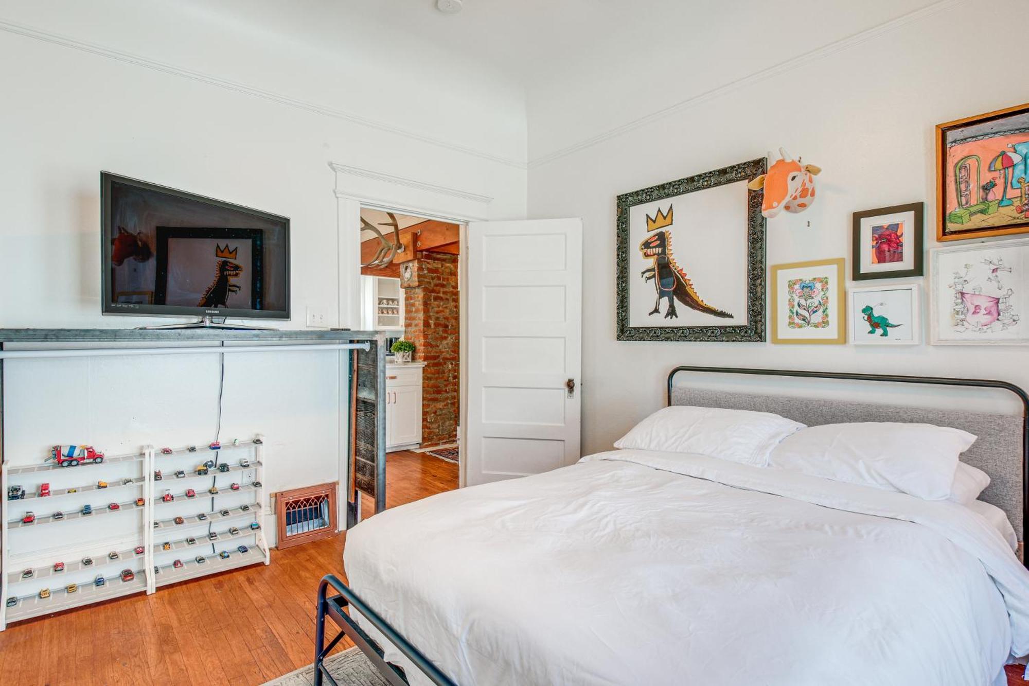 Downtown With Deck 1 Mi To Sap Center! Apartment *