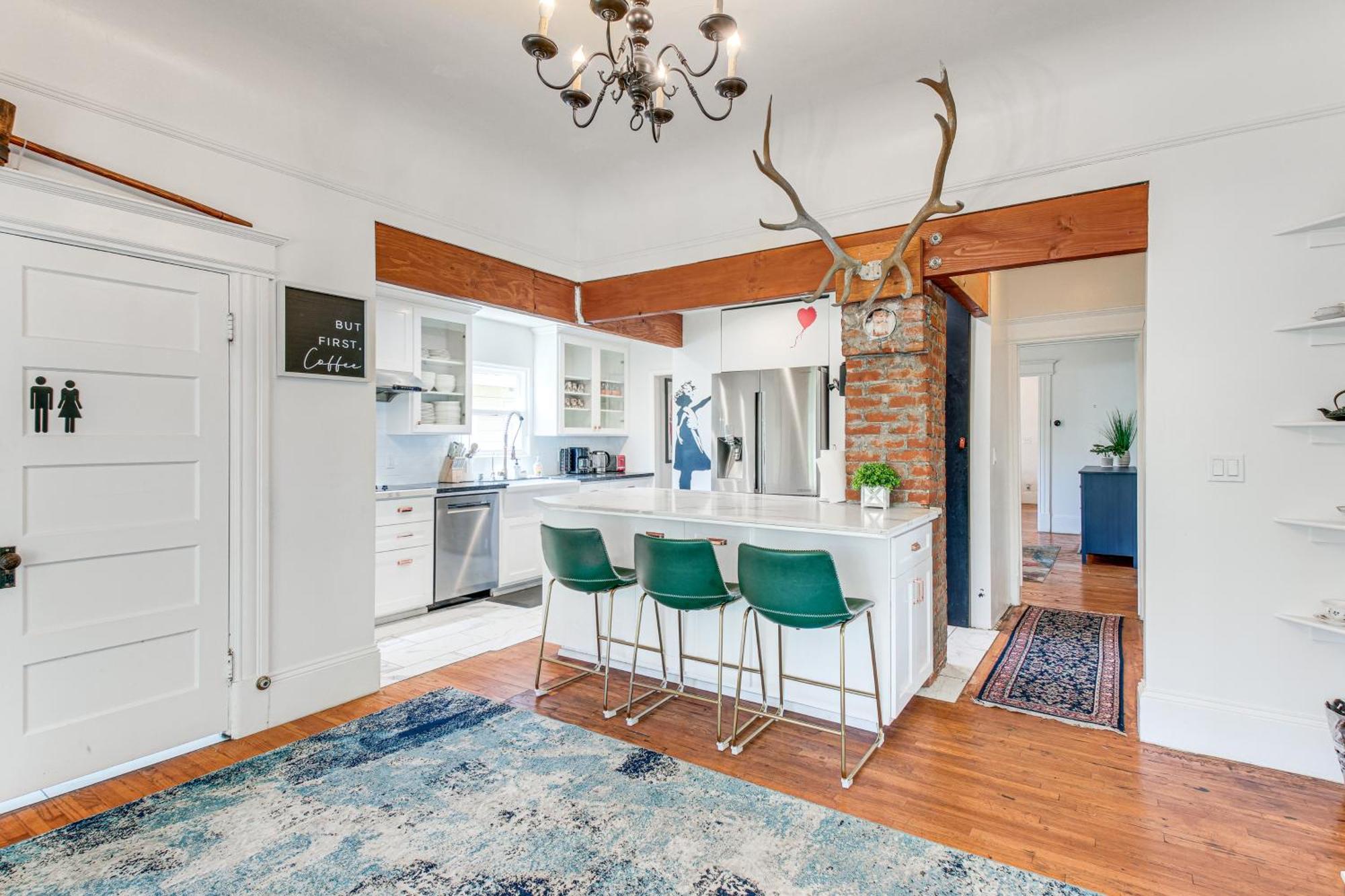 Downtown With Deck 1 Mi To Sap Center! Apartment *