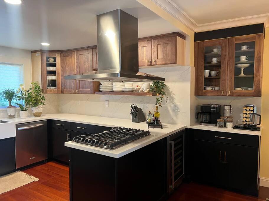 Gorgeous House In A Great And Campbell Area Hotel *