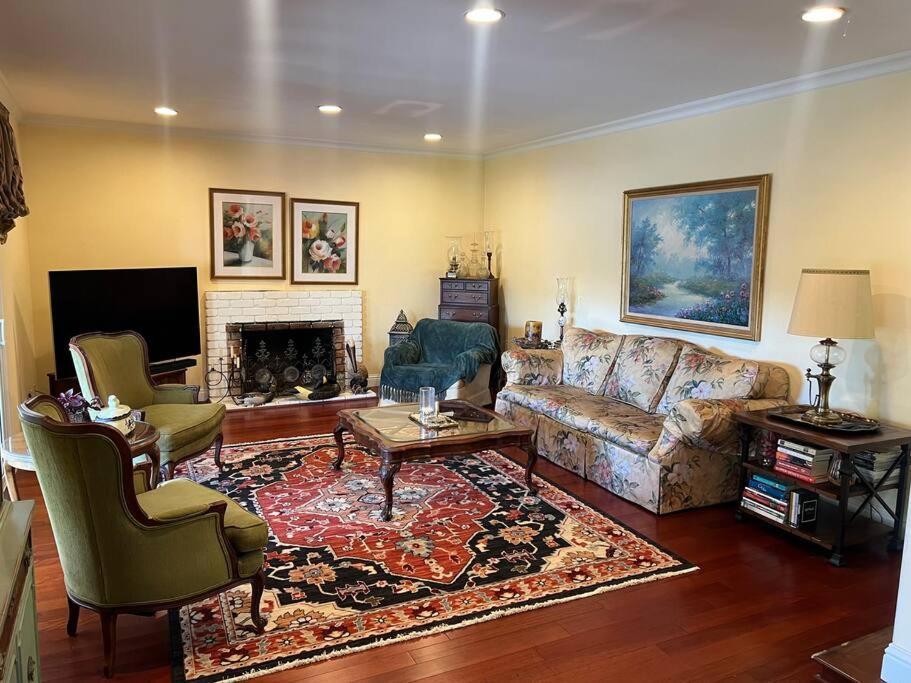 Gorgeous House In A Great And Campbell Area *