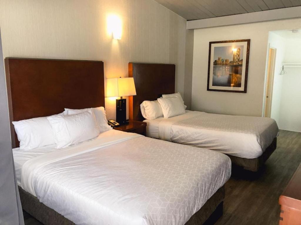Super 8 By Wyndham Airport Motel