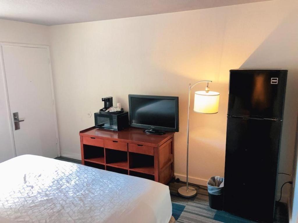 Super 8 By Wyndham Airport Motel 2*