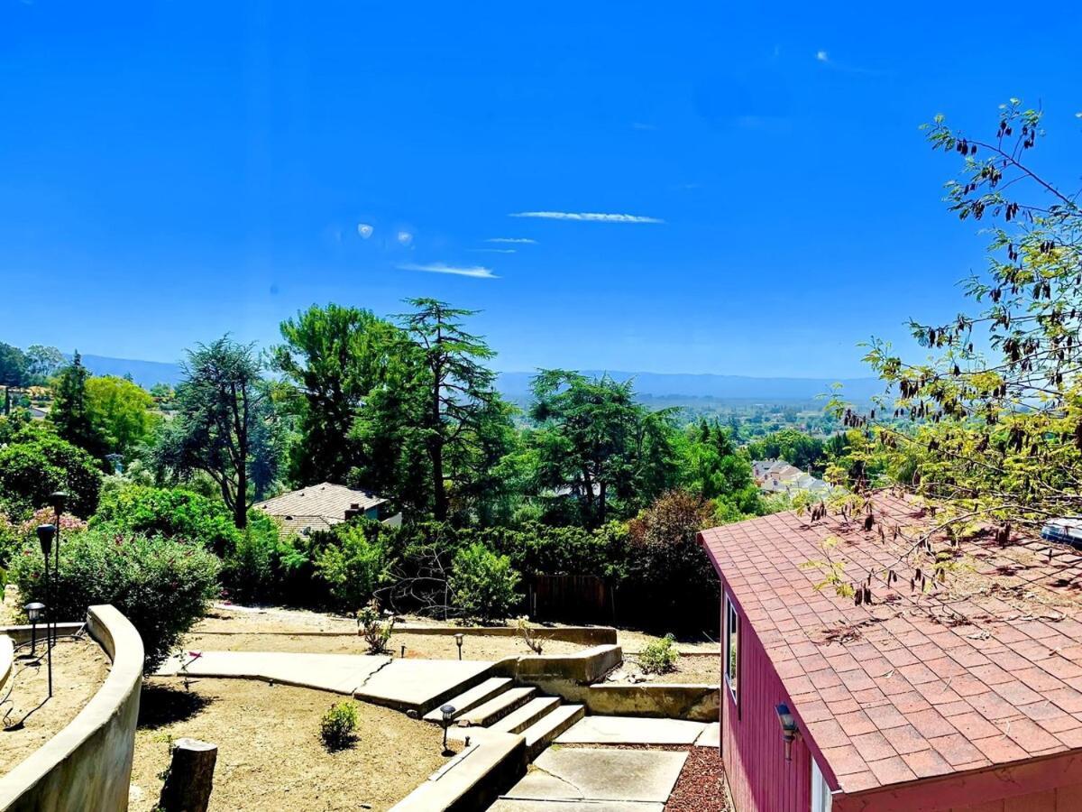 Views On The Hill Apartment *