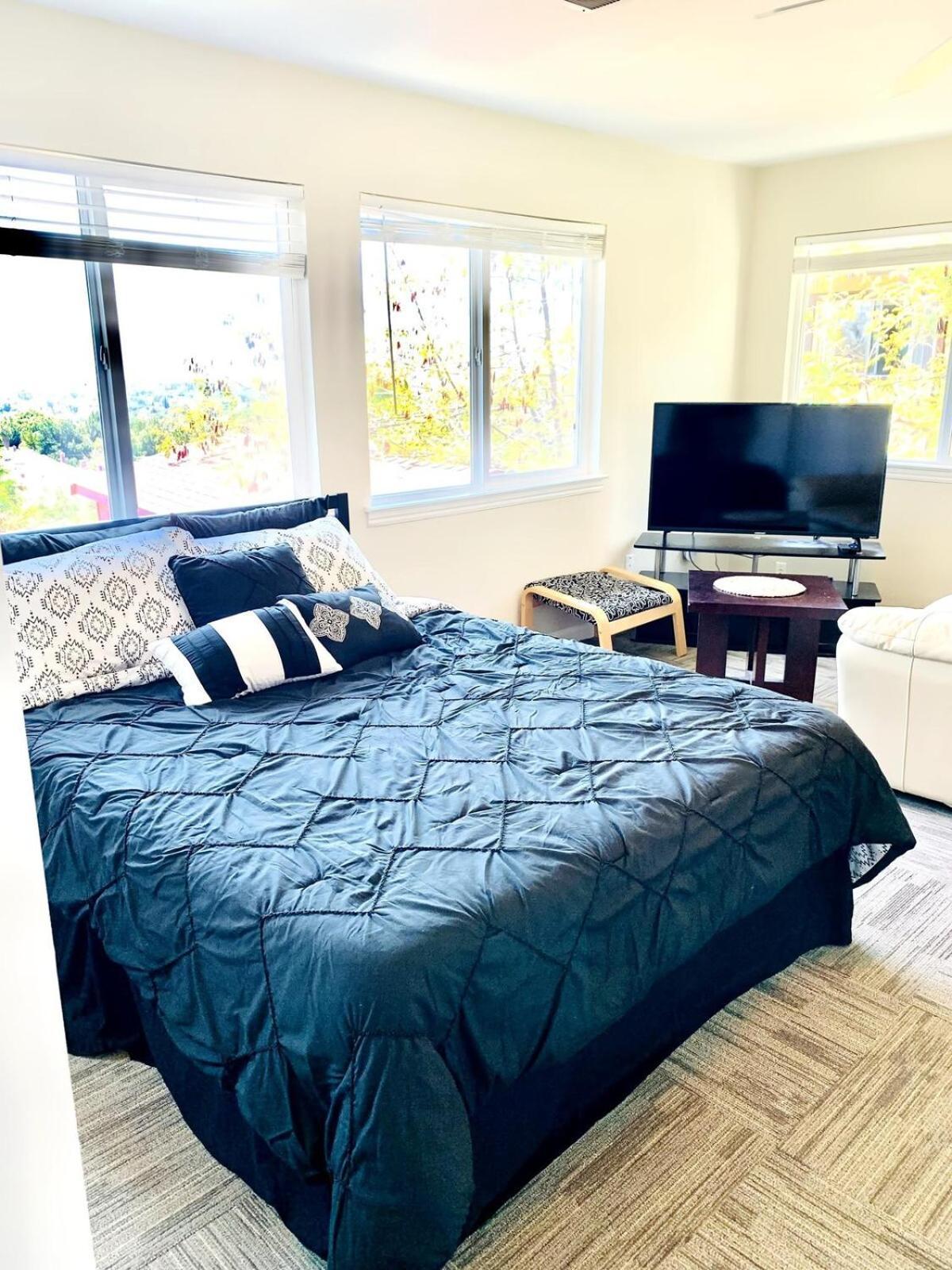 Views On The Hill Apartment *
