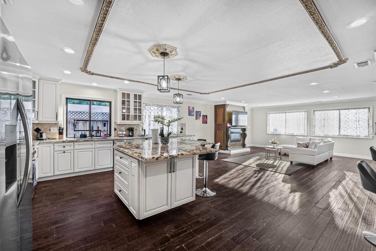Stunning Design 7bed5bath In Heart *