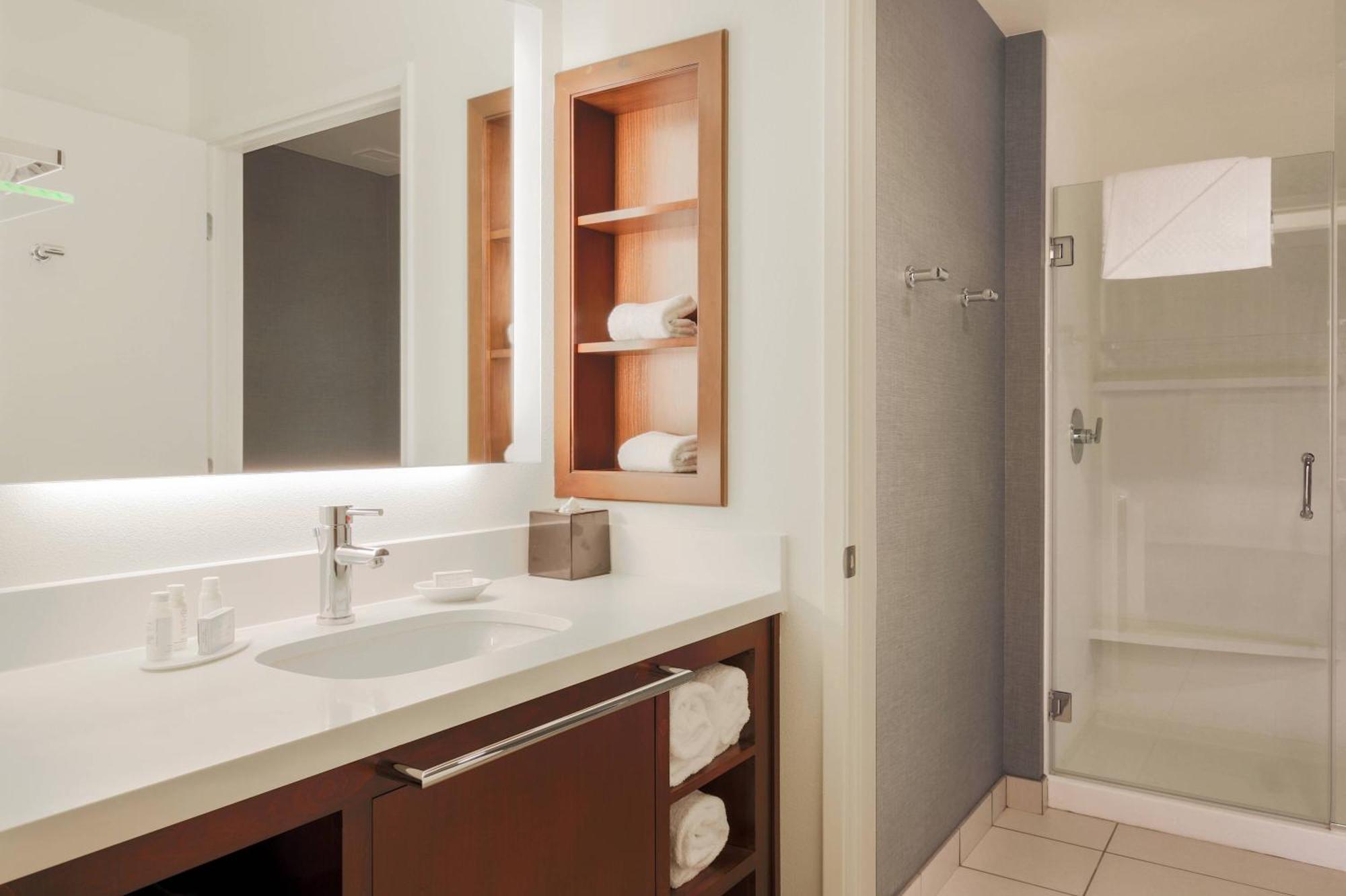 Hotel By Marriott Airport