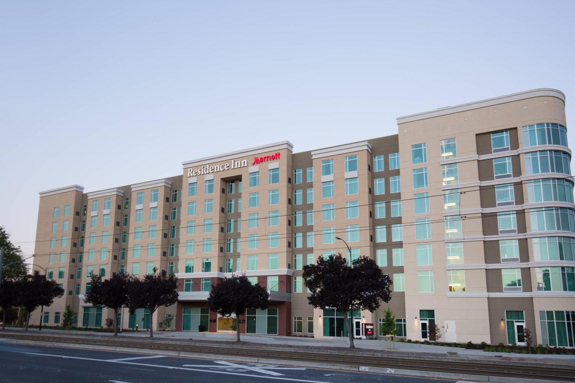 Hotel By Marriott Airport