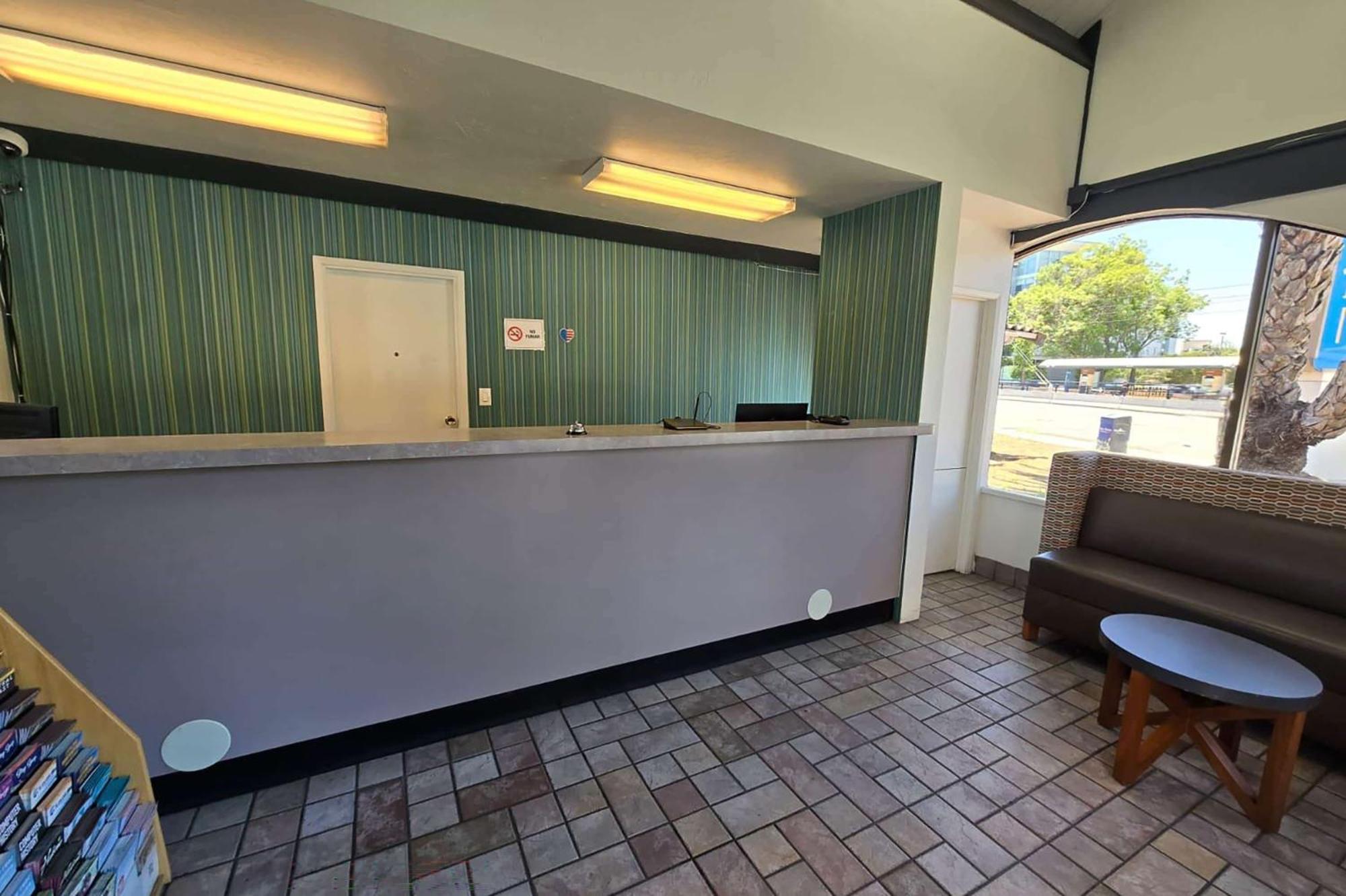 Super 8 By Wyndham Airport 2*