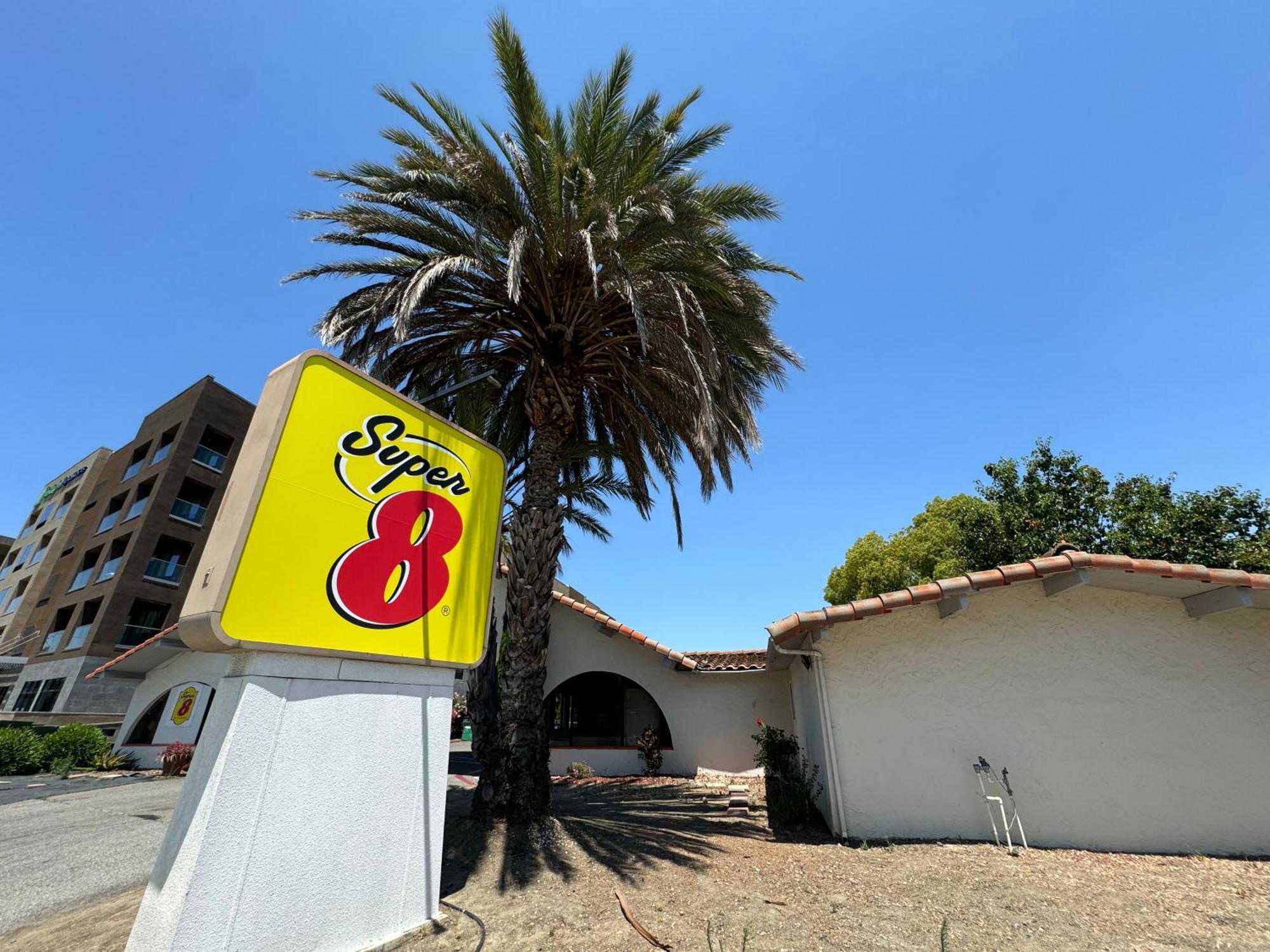 Super 8 By Wyndham Airport