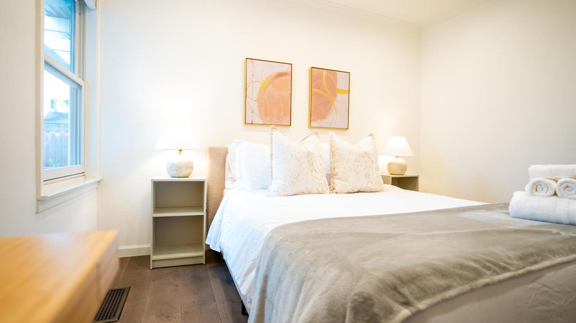 Grand Lux 4br Prime Location & Serene Yard