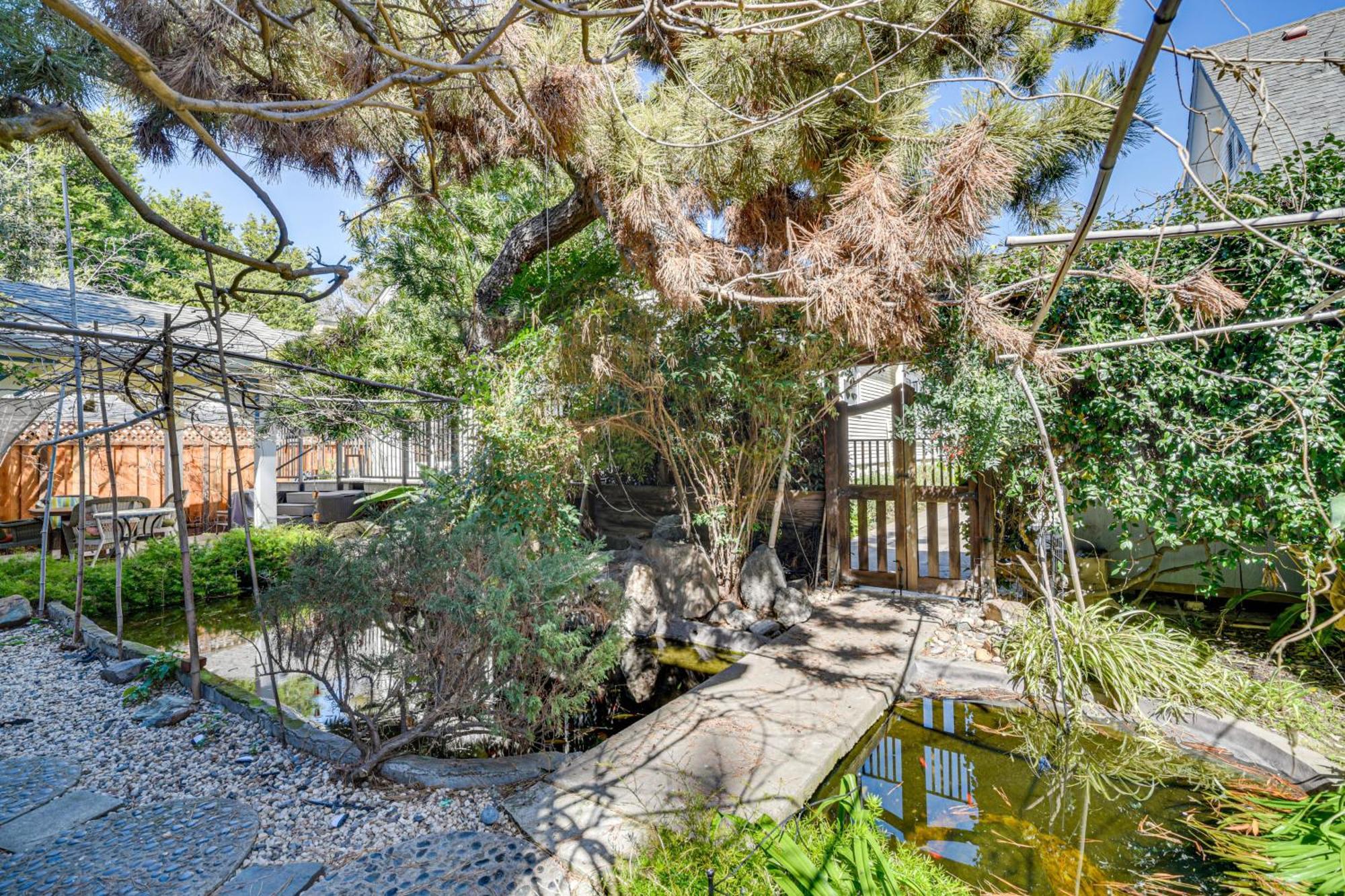 6 Blocks To Sjsu Cozy With Deck And Koi Pond