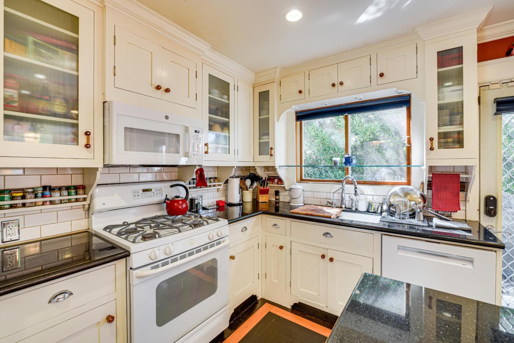 6 Blocks To Sjsu Cozy With Deck And Koi Pond * San Jose
