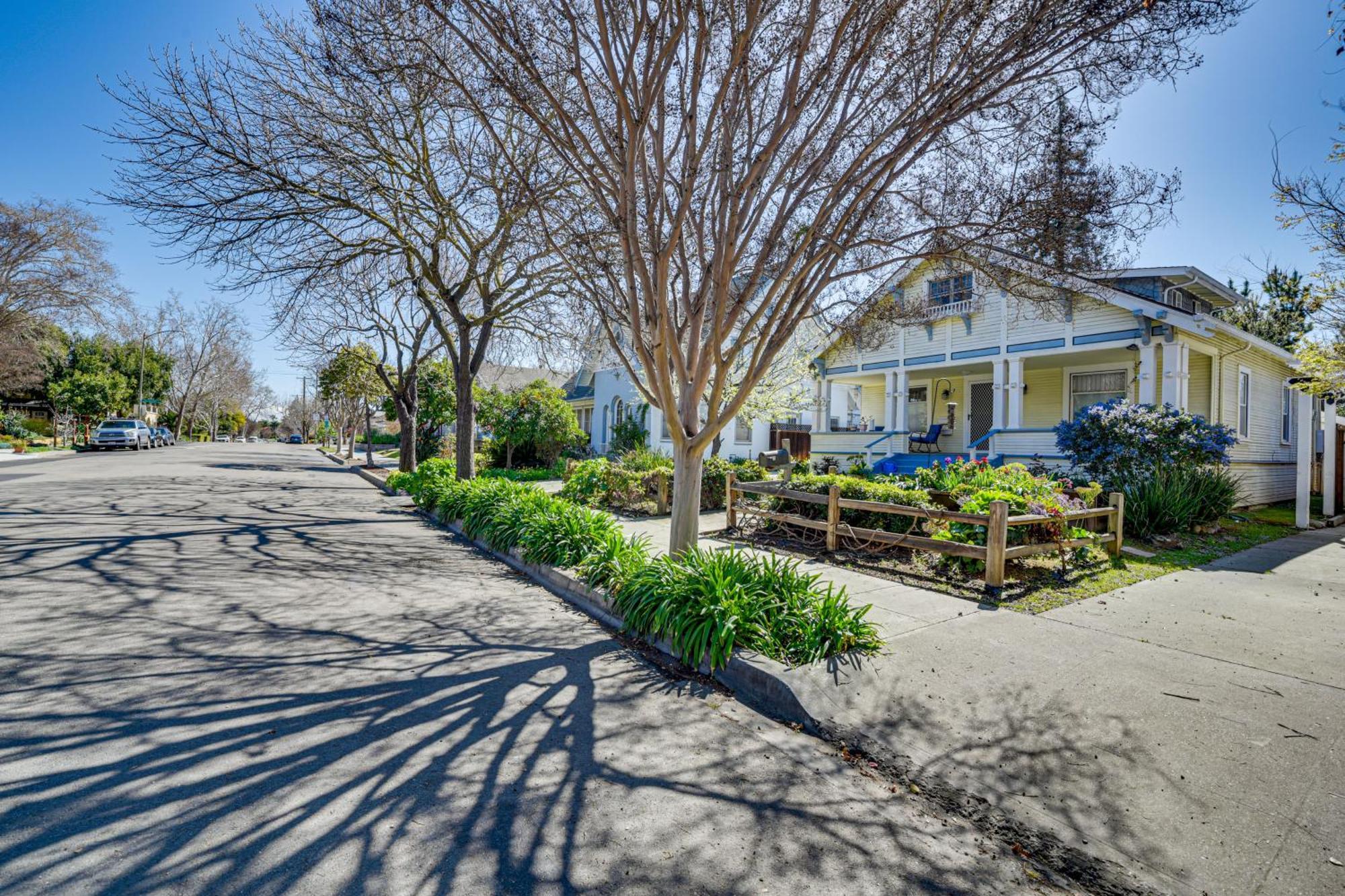 6 Blocks To Sjsu Cozy With Deck And Koi Pond Holiday home