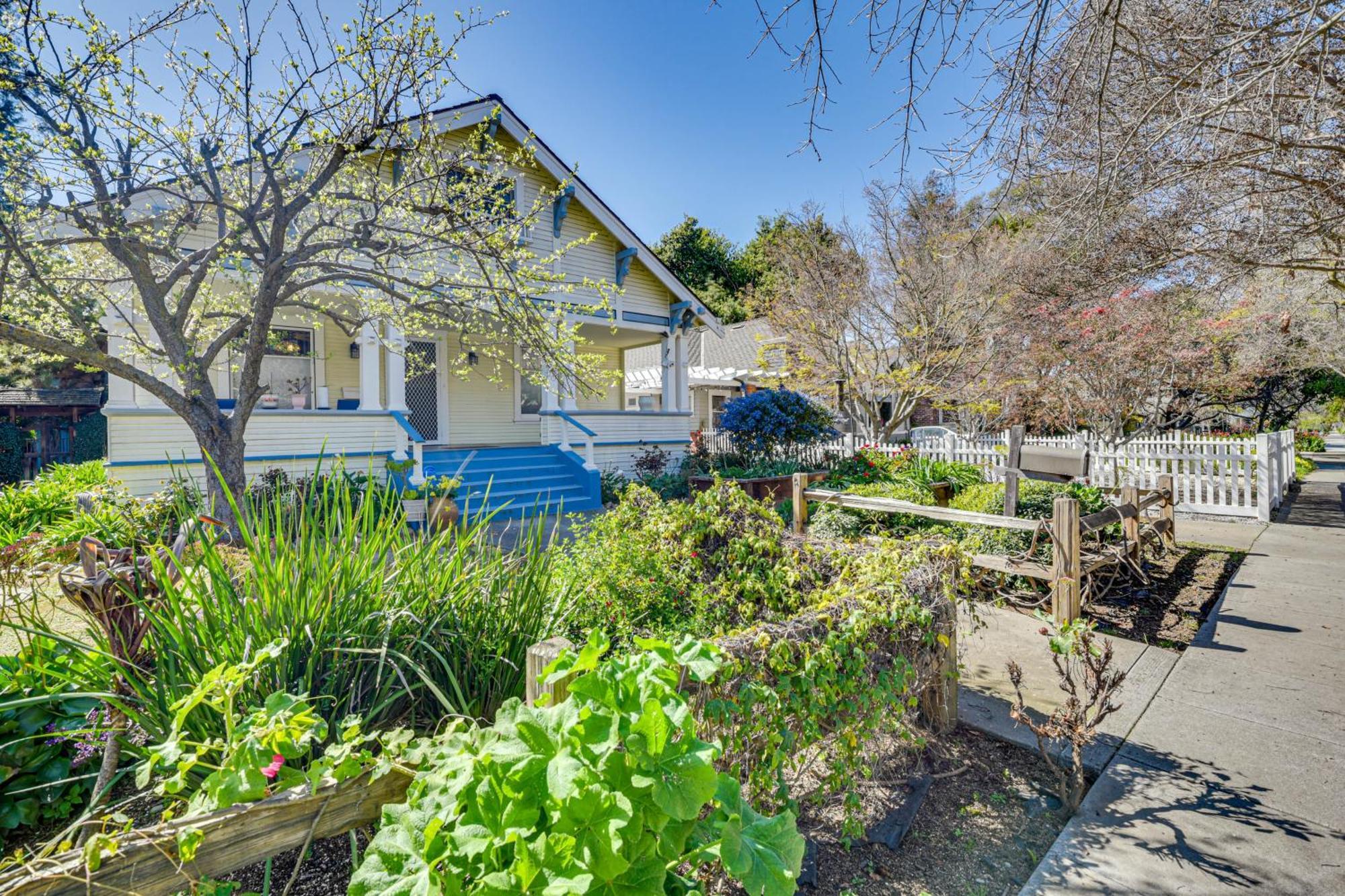 6 Blocks To Sjsu Cozy With Deck And Koi Pond Holiday home