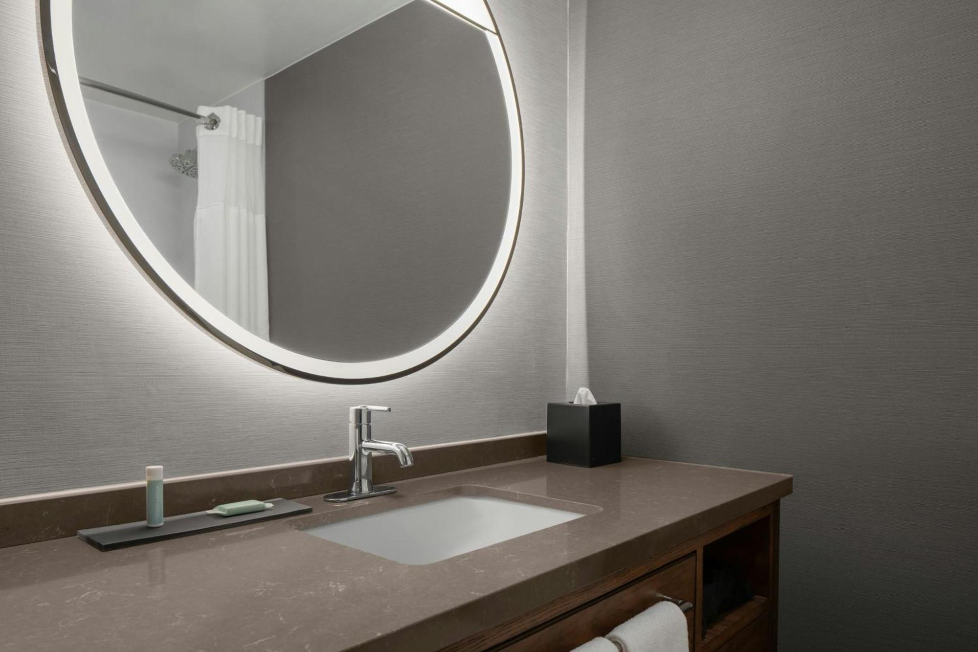 Courtyard Airport Hotel 3*