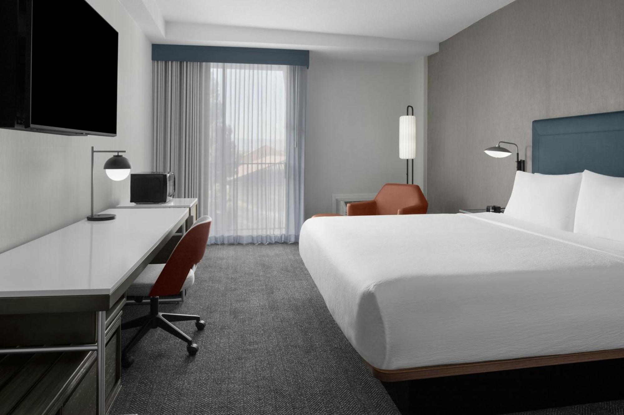 Courtyard Airport 3*