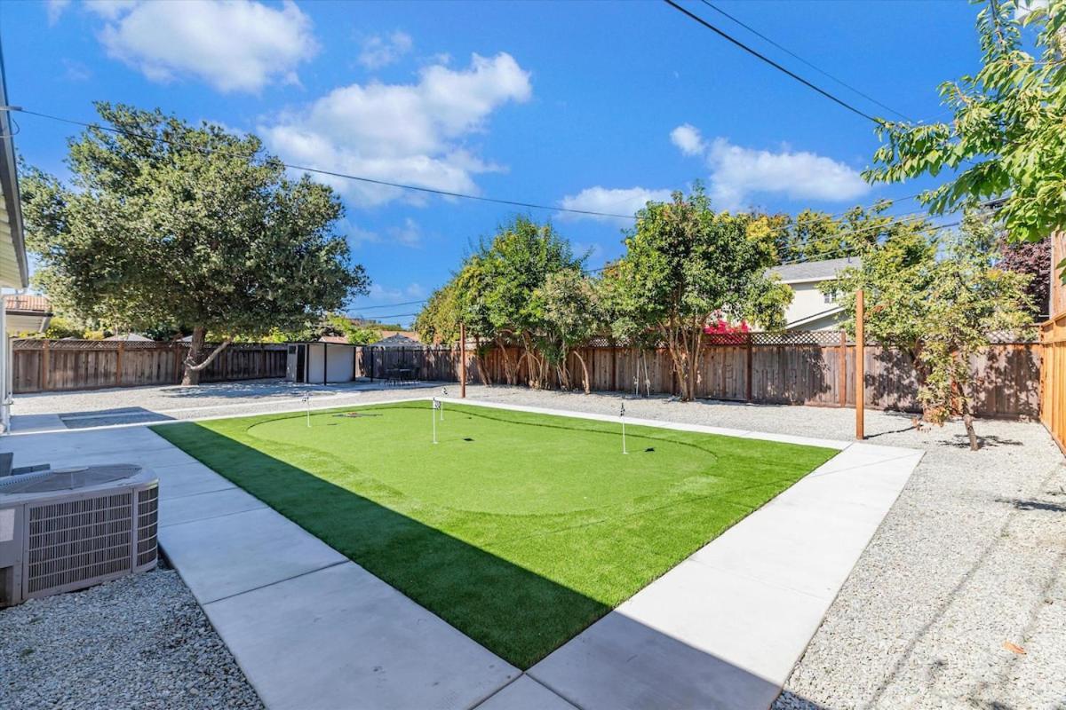 Modern Cozy House With Mini Golf Near Santa Clara