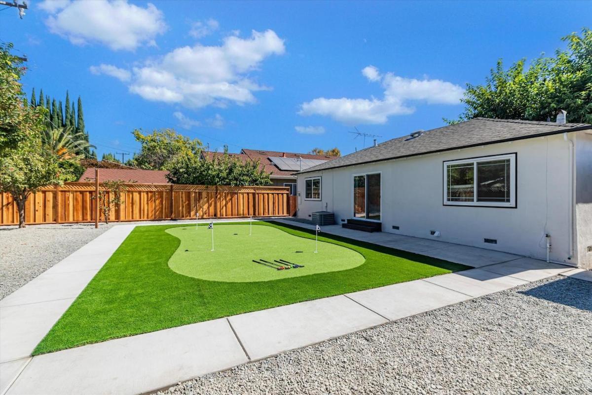 Modern Cozy House With Mini Golf Near Santa Clara Holiday home *