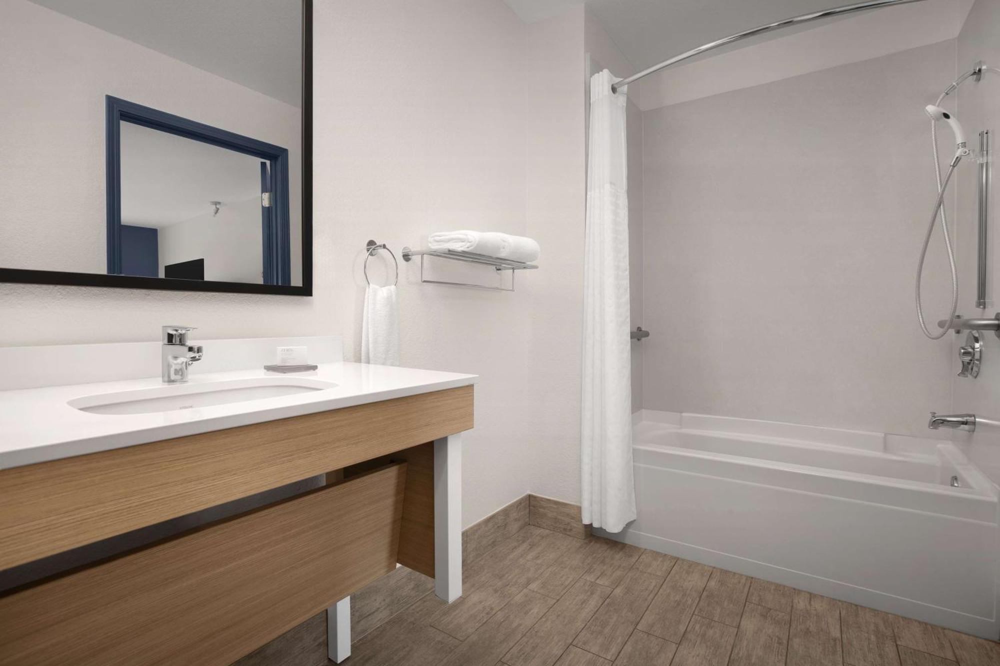 Hotel Spark By Hilton Airport 3*