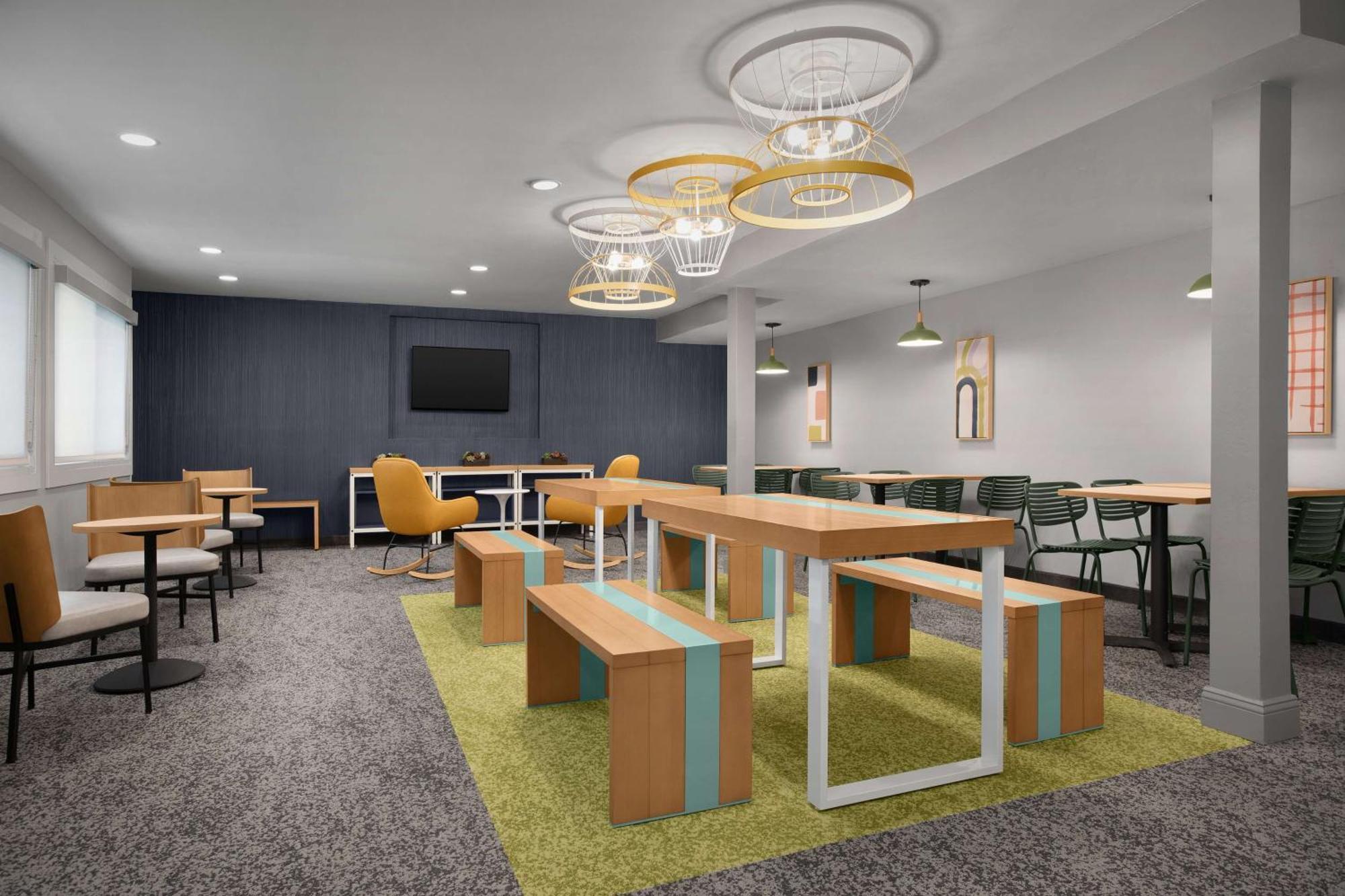 Spark By Hilton Airport 3*