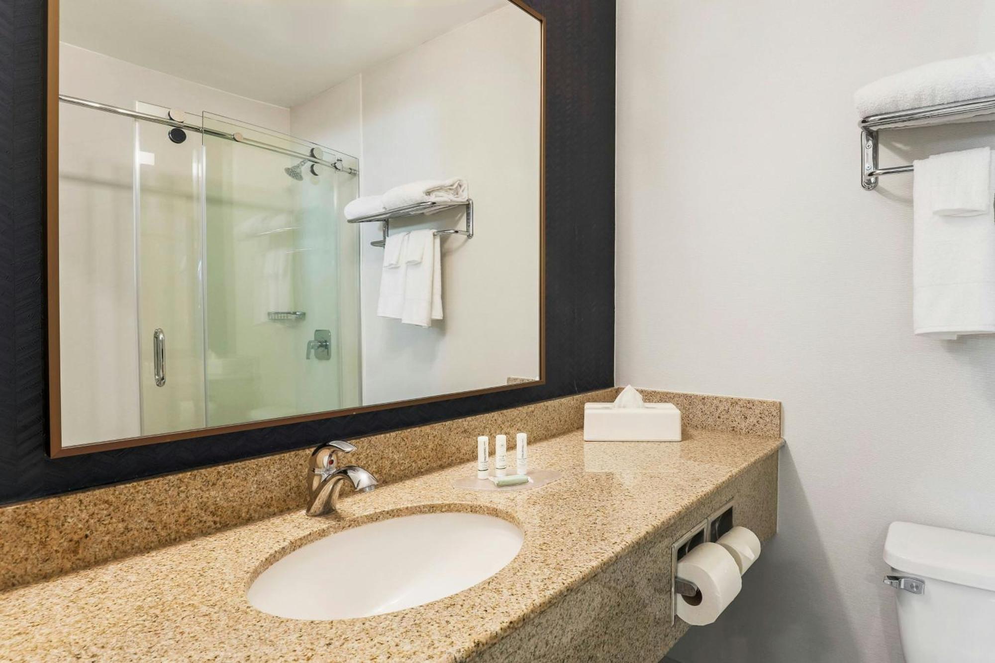 Hotel Fairfield And By Marriott Airport