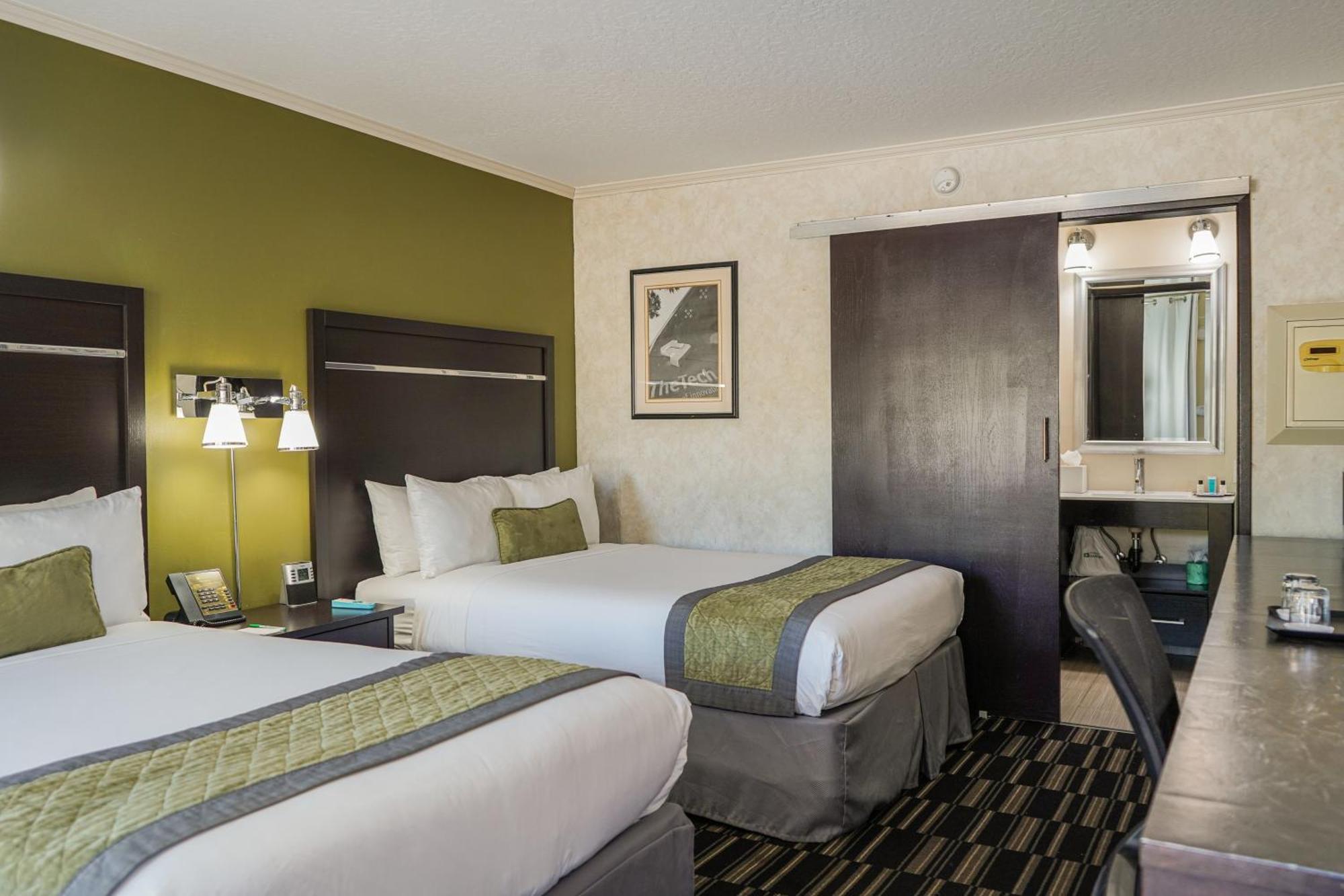 Uptown Oasis Airport 3*
