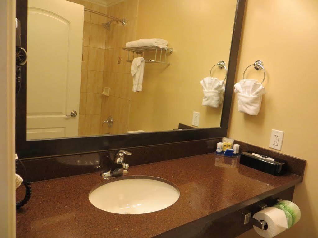 Western Airport Plaza Motel 3*