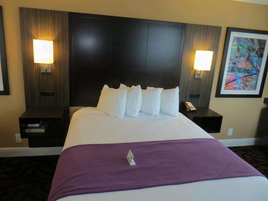 Motel Western Airport Plaza 3*