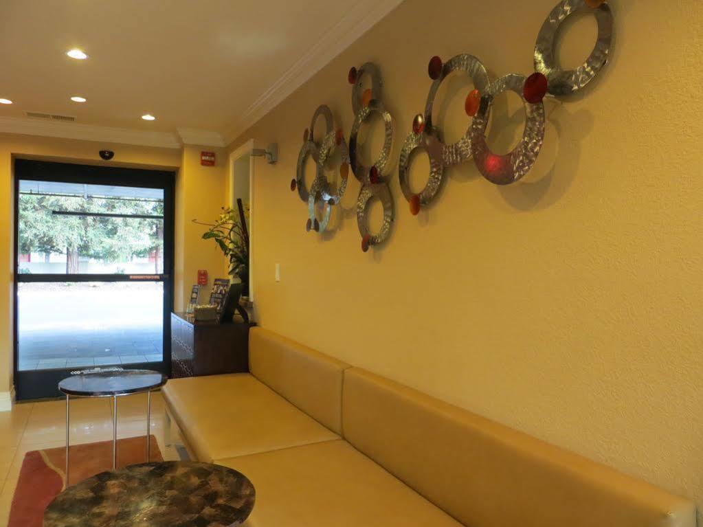 Western Airport Plaza Motel 3*