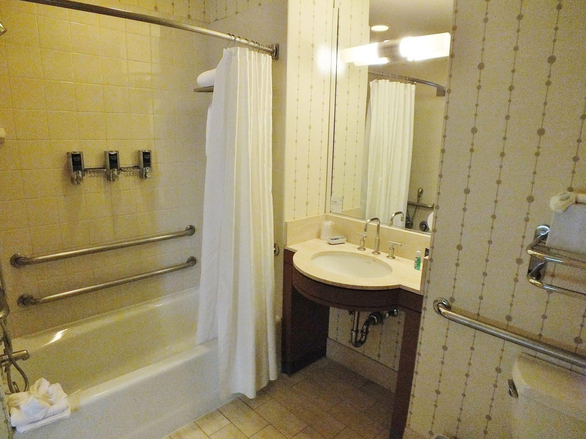 Four Points By Sheraton Downtown 3*