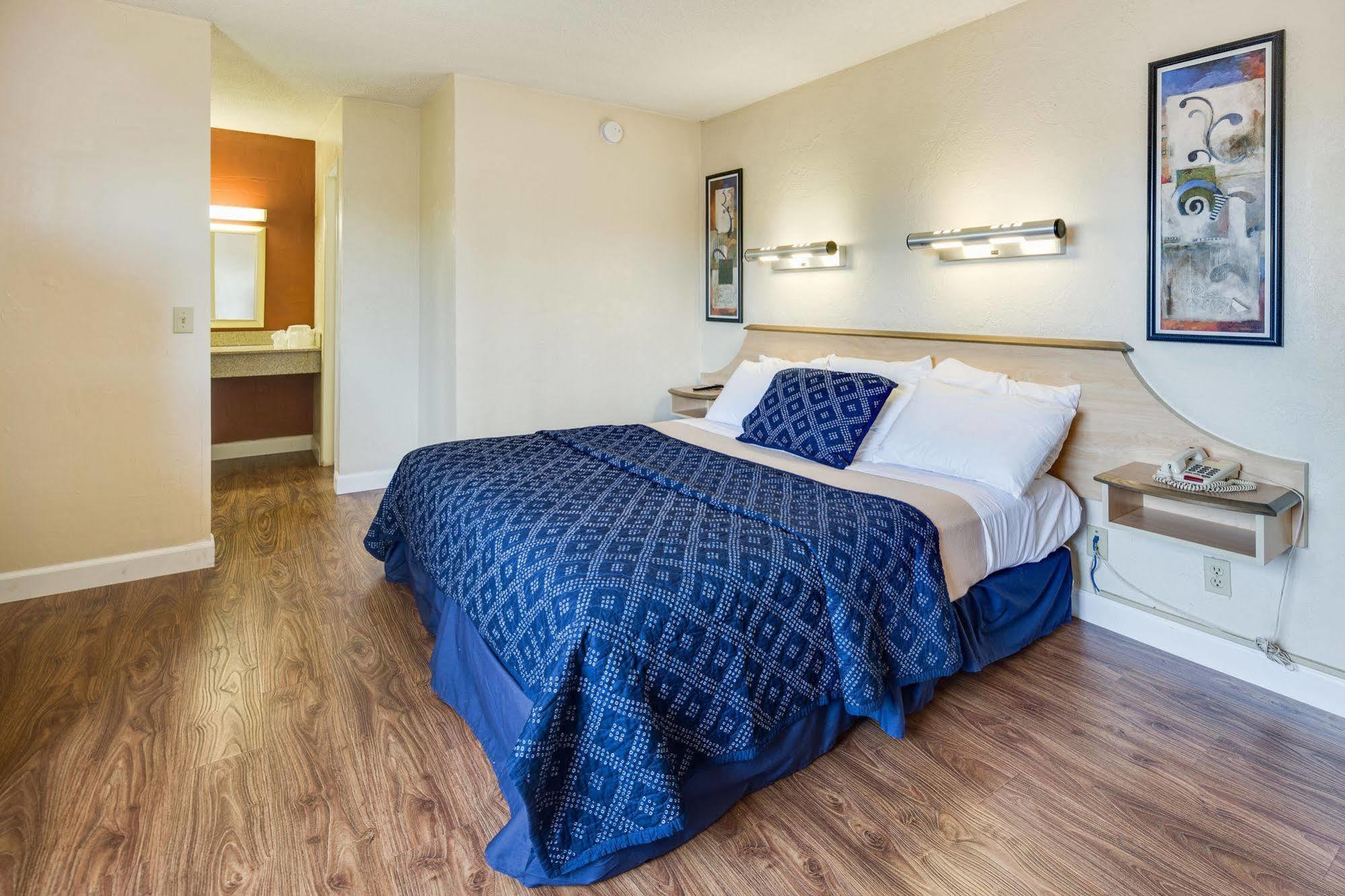 Airport Motel *