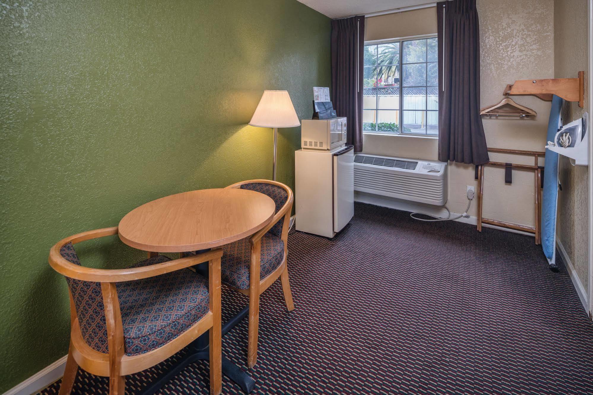 Rose Garden - Airport Hotel San Jose
