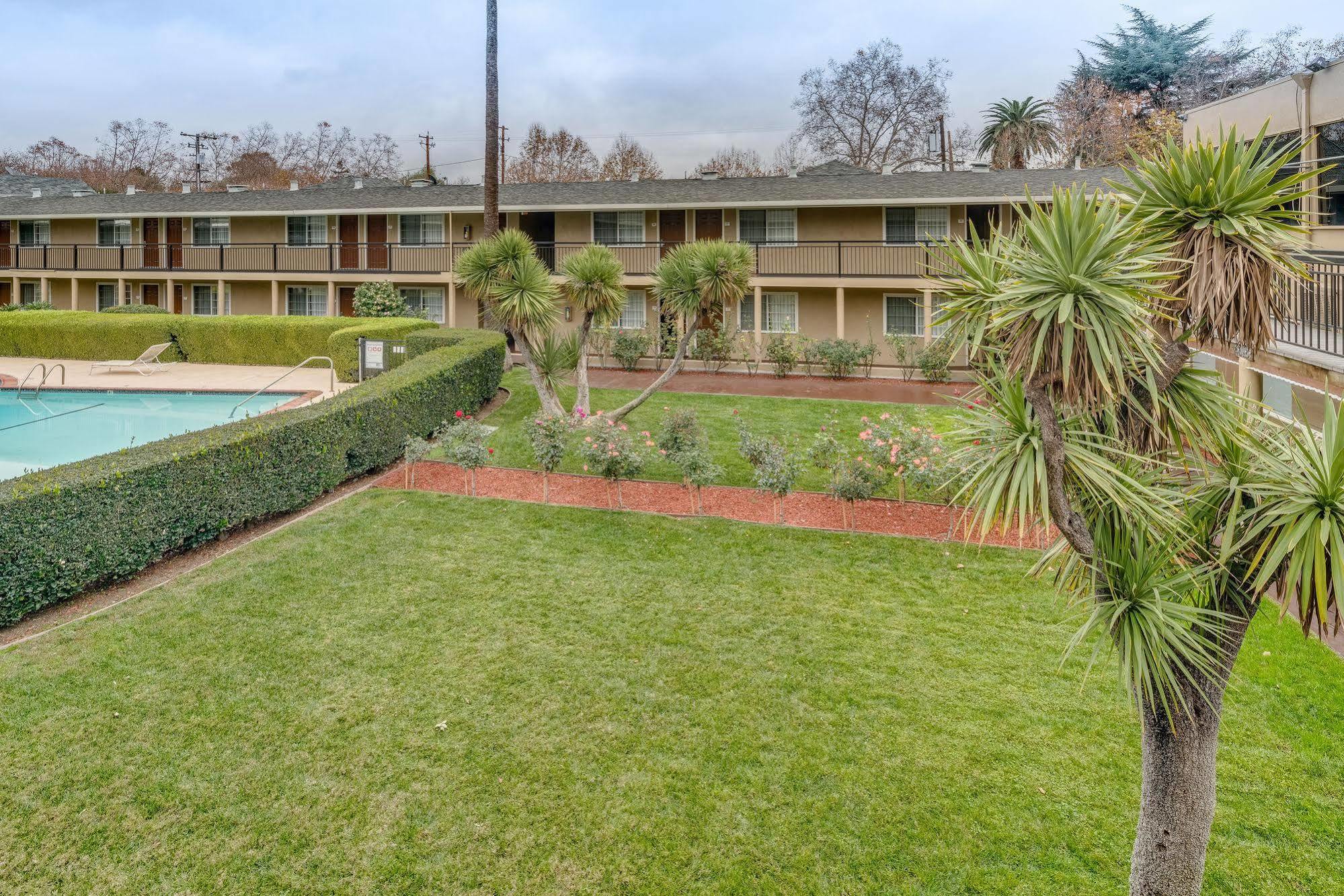 Rose Garden - Airport Hotel