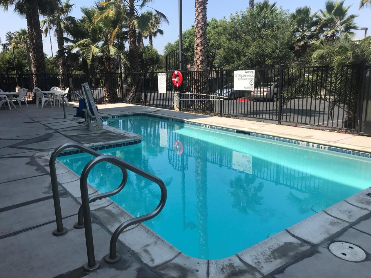 Hotel Hampton & 3*
