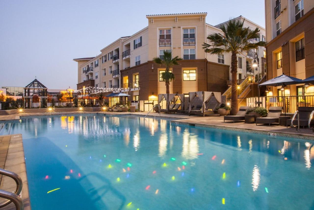 Global Luxury Suites At Epic Way *