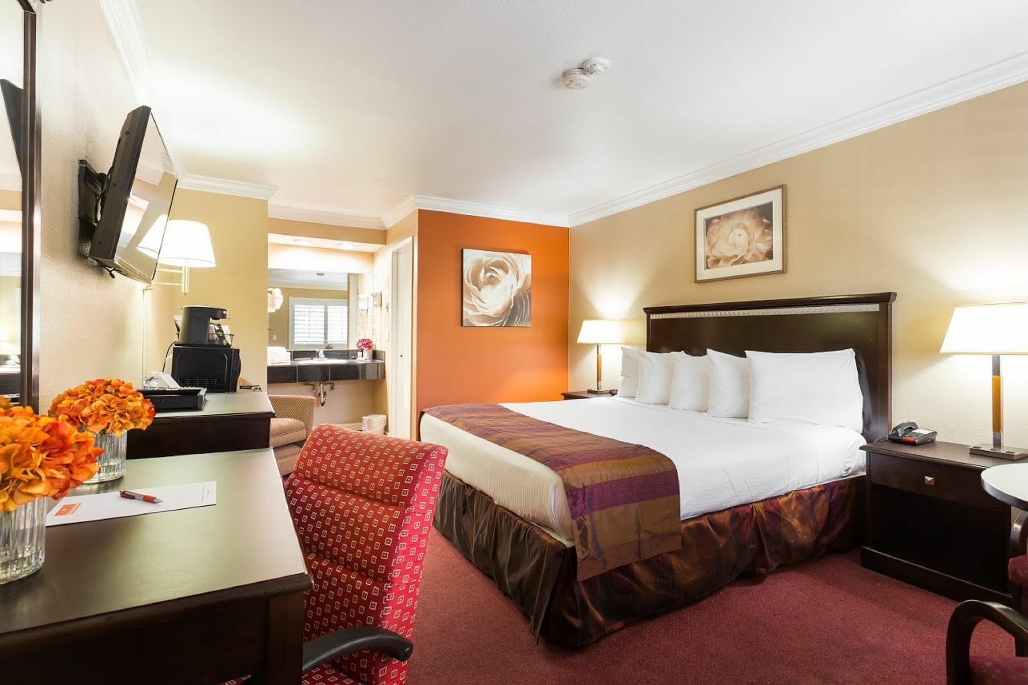 Inn Rodeway Hwy-101 Tully Rd Exit 2*