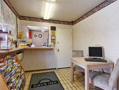 Rodeway Hwy-101 Tully Rd Exit Inn 2*