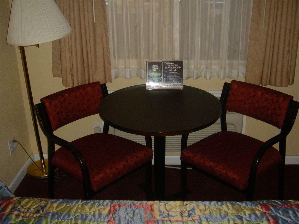 Rodeway Hwy-101 Tully Rd Exit Inn 2*