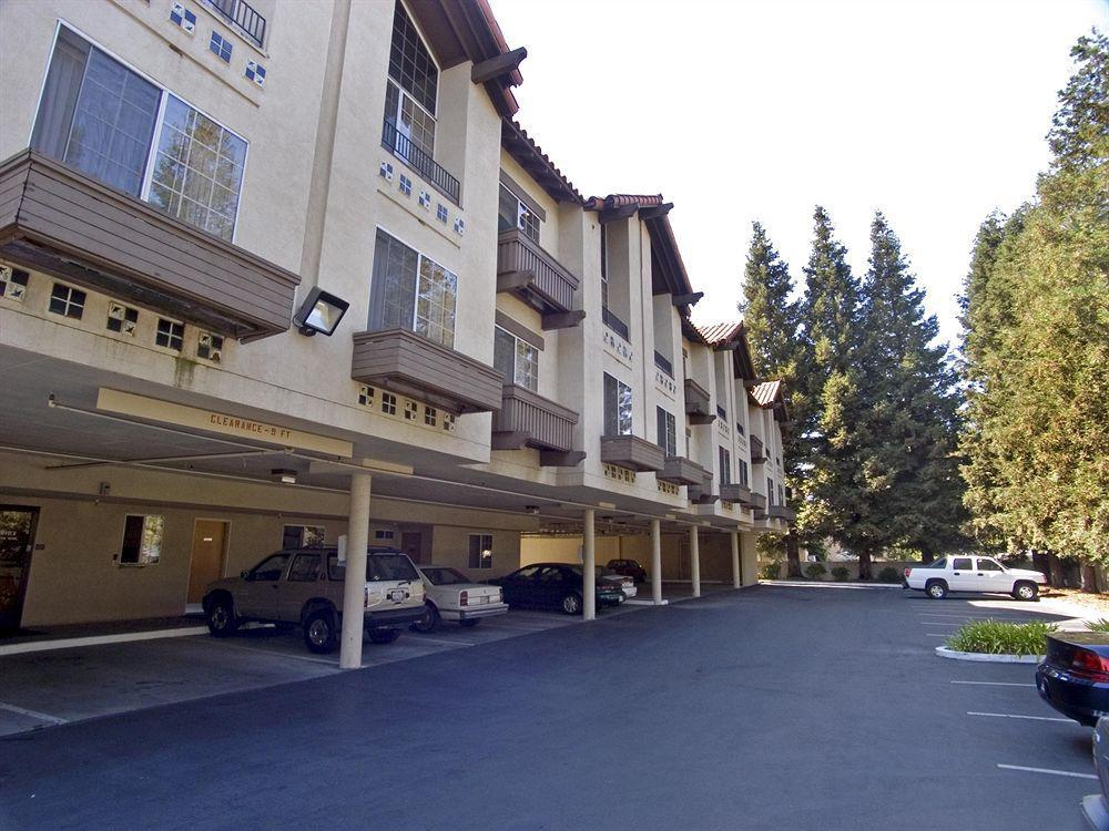 Western Airport Plaza Motel 3*