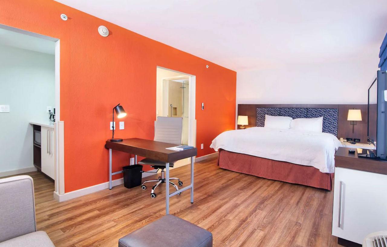 Hampton & Airport 3*