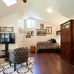 Willow Glen Private Studio - 1 Queen Bed And 1 Queen Inflatable