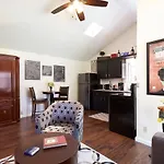 Willow Glen Private Studio - 1 Queen Bed And 1 Queen Inflatable
